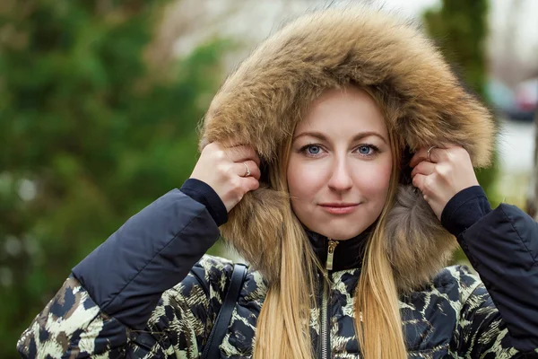 Jeune belle femme blonde à capuche en fourrure — Photo