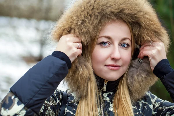 Unga vackra blonda kvinnan i päls huva — Stockfoto