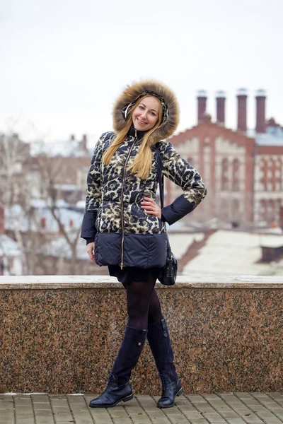 Feliz joven rubia en el fondo de un parque de invierno — Foto de Stock