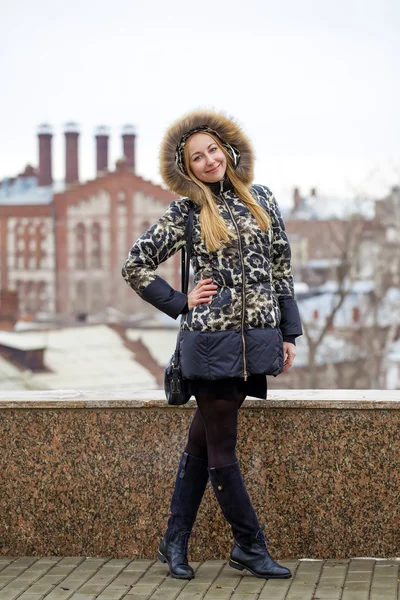 Glada unga blonda kvinnan på bakgrund av en vinter park — Stockfoto