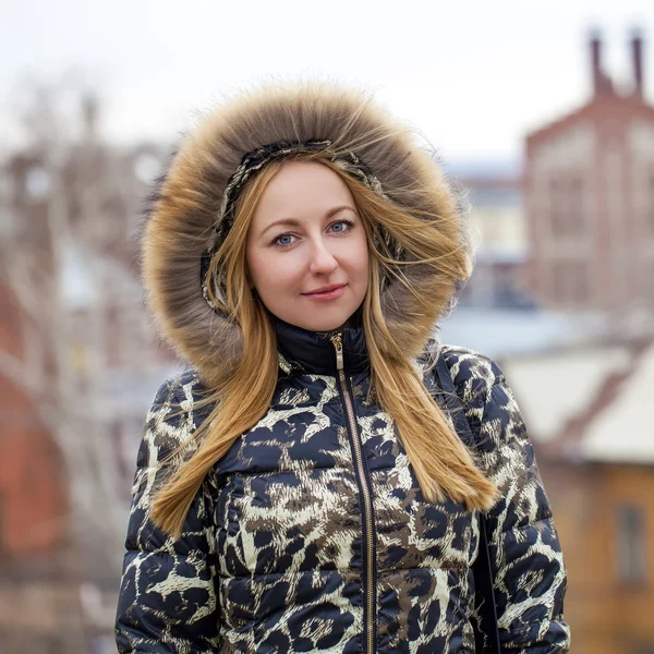 Junge schöne blonde Frau mit Pelzhaube — Stockfoto