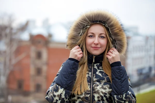 Jeune belle femme blonde à capuche en fourrure — Photo