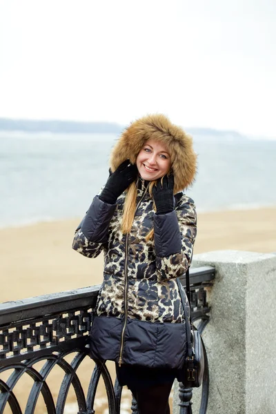 Όμορφη ξανθιά κοπέλα στην κουκούλα γούνα — Φωτογραφία Αρχείου