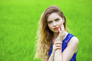 Genç, güzel sarışın kadın. 