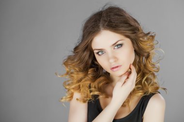 Üzerinde gri backgrou izole sarışın genç kadın Güzellik Portresi