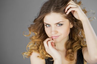 Üzerinde gri backgrou izole sarışın genç kadın Güzellik Portresi