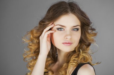 Üzerinde gri backgrou izole sarışın genç kadın Güzellik Portresi