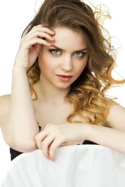 Piękno portret młodej kobiety blondynka, na białym tle na biały backgro — Zdjęcie stockowe