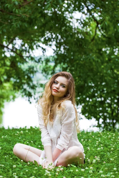 Mujer rubia joven en el prado verde — Foto de Stock