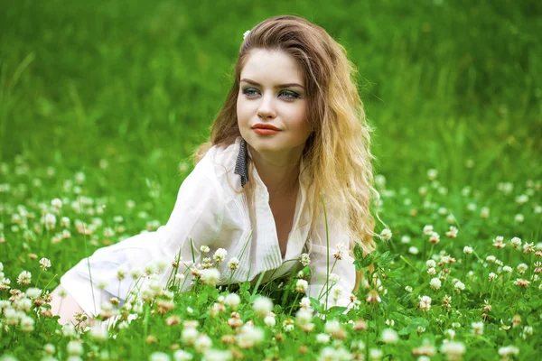 Mujer rubia joven en el prado verde — Foto de Stock