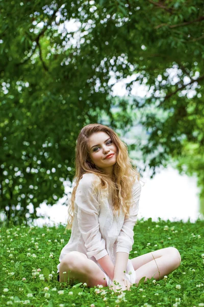 Mujer rubia joven en el prado verde —  Fotos de Stock