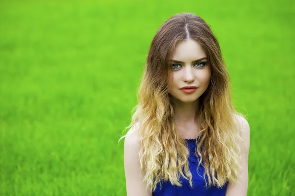 Jovem bela mulher loira — Fotografia de Stock