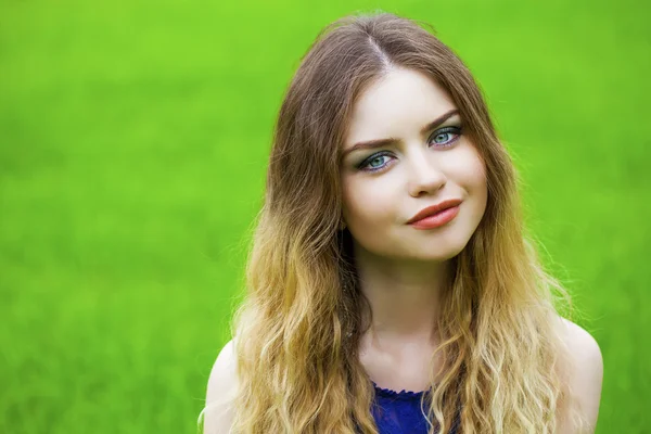 Retrato de cerca de la joven feliz hermosa mujer — Foto de Stock