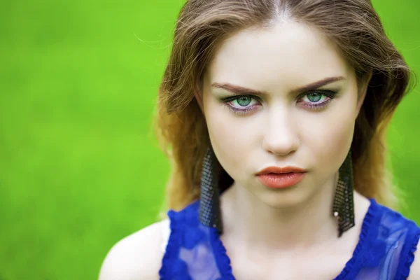 Retrato de cerca de la joven feliz hermosa mujer — Foto de Stock