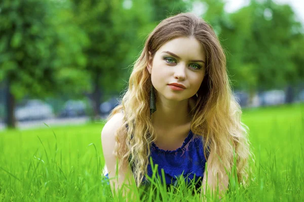 年轻的金发女子，绿色的草地上 — 图库照片