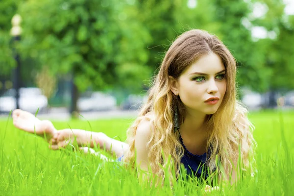 Jeune femme blonde sur prairie verte — Photo