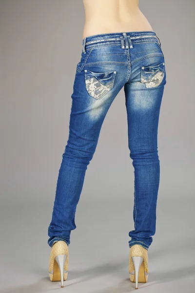 Pohled, tělo část ženské modré džíny zezadu — Stock fotografie
