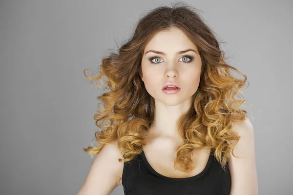 Portrait de beauté de jeune femme blonde, isolée sur fond gris — Photo