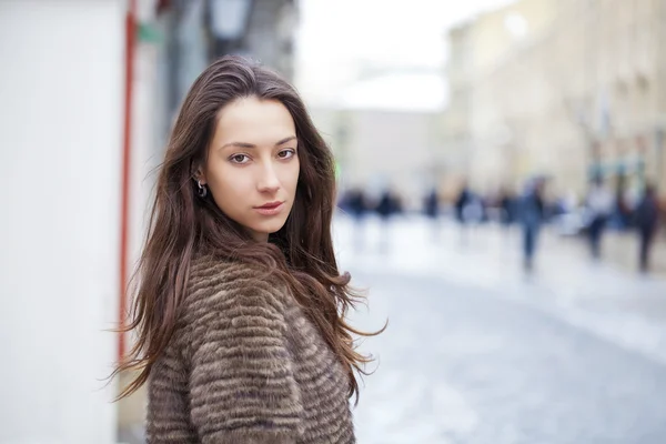 Jeune belle femme en manteau de vison élégant — Photo