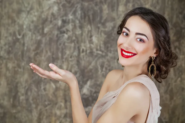 Retrato de beleza de jovem mulher atraente — Fotografia de Stock