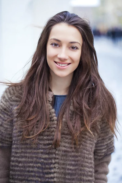 Jonge mooie vrouw in stijlvolle nerts jas — Stockfoto