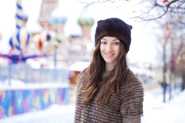 Jeune belle femme en manteau de vison élégant — Photo