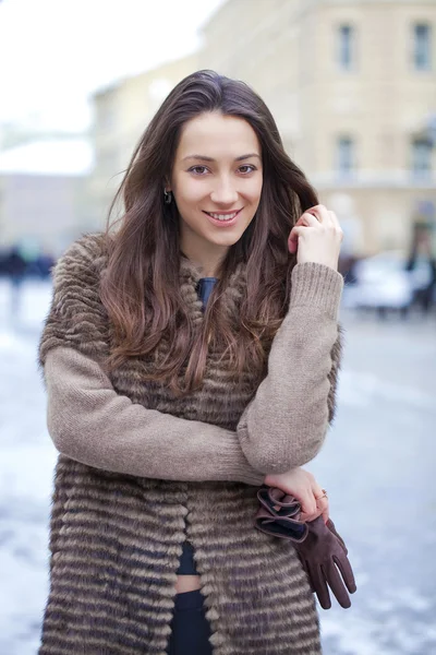 Jeune belle femme en manteau de vison élégant — Photo