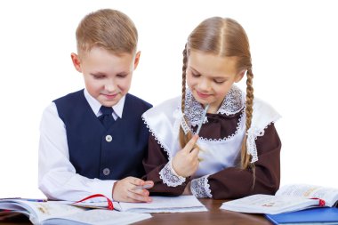 İlköğretim okulu öğrencileri birkaç masa başında oturmak