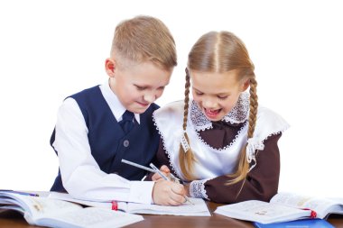 İlköğretim okulu öğrencileri birkaç masa başında oturmak