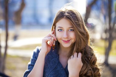 telefon ederken mutlu güzel kız 