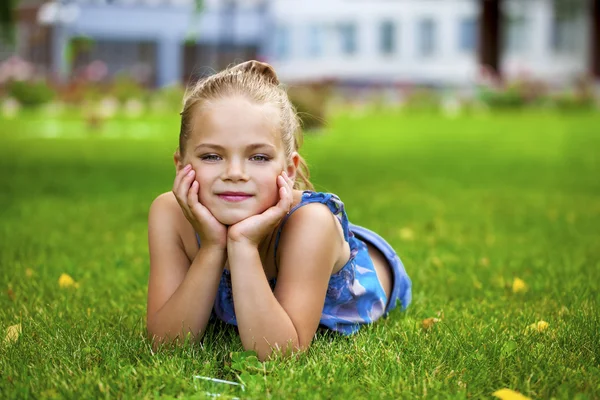 Gelukkig meisje in zomer park — Stockfoto