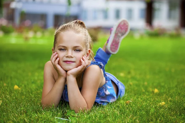 Kleines glückliches Mädchen im Sommerpark — Stockfoto