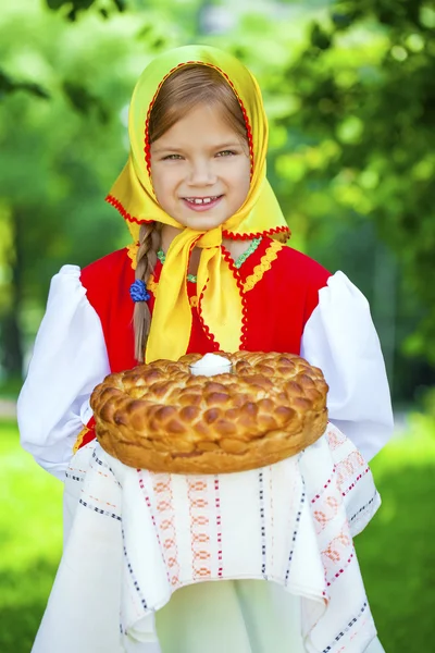 Bambina è vestita con il vestito nazionale russo in estate p — Foto Stock