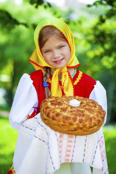 Niña está vestida con el vestido nacional ruso en verano p —  Fotos de Stock