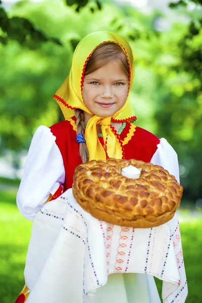 Holčička je oblečená v Ruské národní kroj v létě p — Stock fotografie