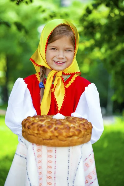 Kis lány öltözött az orosz nemzeti ruha nyári p — Stock Fotó