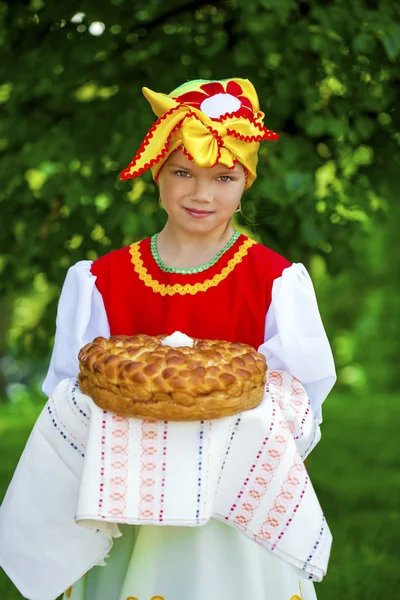 Niña está vestida con el vestido nacional ruso en verano p — Foto de Stock