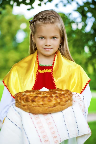 Little girl is dressed in the Russian national dress in summer p — Stock Photo, Image