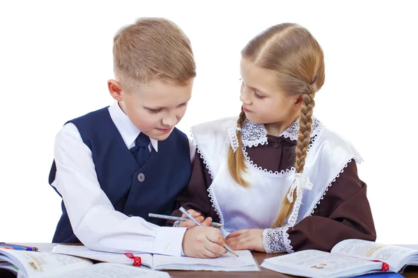 A couple of elementary school students sit at a desk — Stock Photo, Image