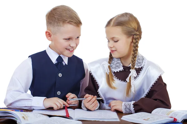 A couple of elementary school students sit at a desk — Stock Photo, Image