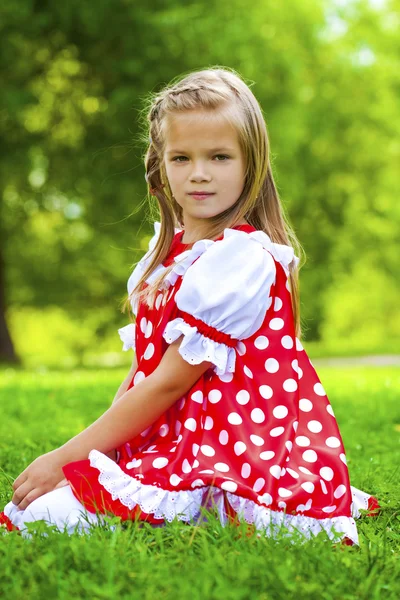 Портрет очаровательной маленькой девочки, смотрящей в камеру — стоковое фото