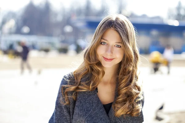 Portrait close up of young beautiful girl — Stock Photo, Image