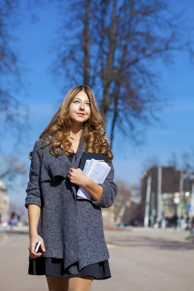 Skolflicka promenader på våren solig gata — Stockfoto