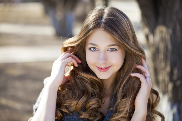 Retrato de cerca de la joven hermosa chica — Foto de Stock