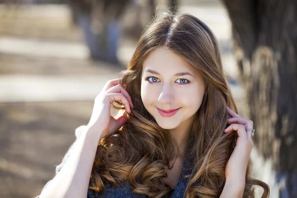 Retrato de cerca de la joven hermosa chica — Foto de Stock