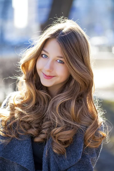 Portrait close up of young beautiful girl — Stock Photo, Image