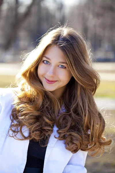 Retrato close-up de menina bonita jovem — Fotografia de Stock