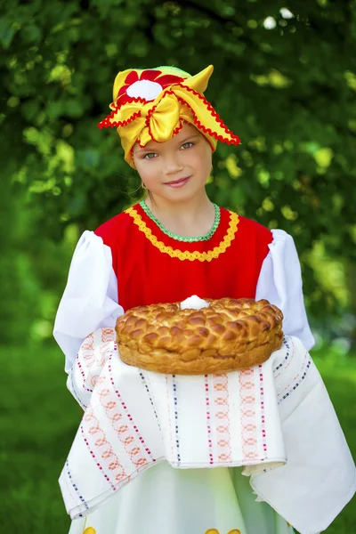 Meisje is gekleed in de Russische nationale jurk in zomer p — Stockfoto