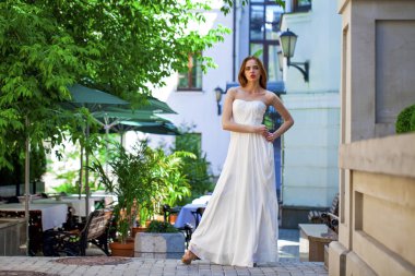 Beyaz elbiseli güzel model kadın portresi tam uzunlukta 