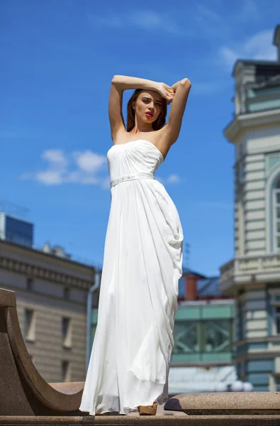 Retrato de comprimento total da bela mulher modelo com pernas longas wea — Fotografia de Stock